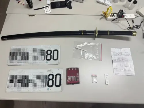 ▲淡水街頭警匪追逐！毒兄弟掛假車牌被盯上　後座「驚見開封武士刀」。（圖／翻攝畫面）