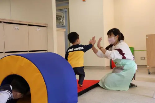 ▲「西屯國安公托」開幕，專業托育人員與幼兒溫馨互動，落實「敢生、能養」育兒政策。(圖／社會局提供2025.12.18)