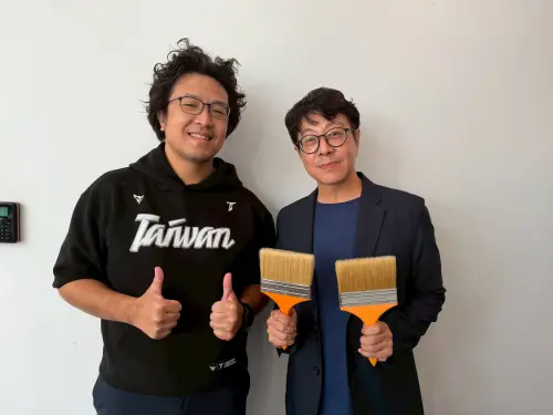 尹立與沈伯洋合拍短片　讚「有兩把刷子的人」
