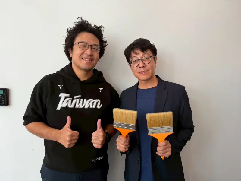 ▲ 高雄市左營楠梓市議員參選人尹立今天與立委沈伯洋（撲馬）合拍的趣味短片。影片中，沈伯洋幽默送給尹立兩把刷子，象徵尹立是個「有兩把刷子的人」，也傳遞兩人對公共事務的共識與理念。（圖／左楠區市議員參選人尹立辦公室提供）