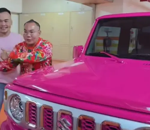 ▲吊車大王胡董看到新愛車超級開心，不斷誇讚貼膜師傅的工藝。（圖／臉書啟德機械起重工程股公司）