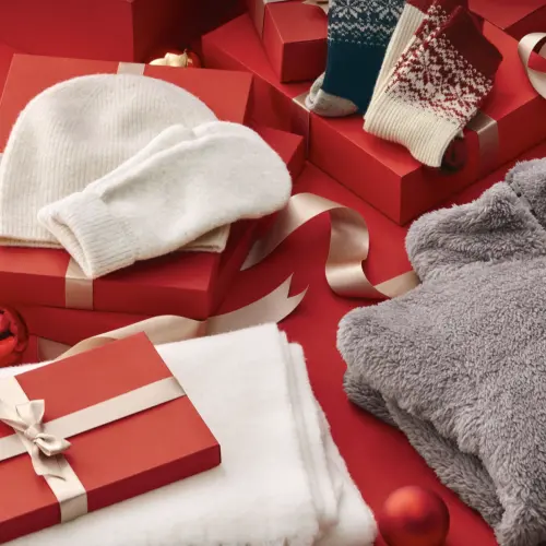 ▲UNIQLO特製聖誕小卡與禮物紙袋。（圖／UNIQLO uniqlo.com）