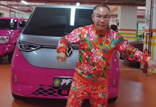 ▲胡董看見兩台粉紅色新車超美的模樣，忍不住在新車前跳起招牌舞蹈。（圖／臉書啟德機械起重工程股公司）