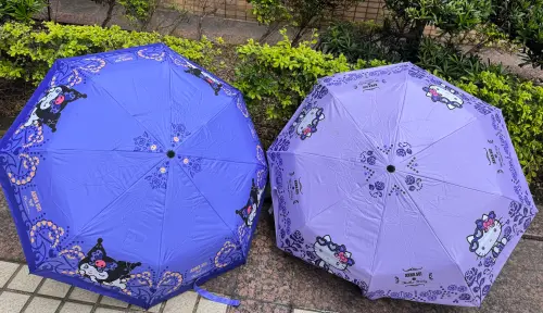 ▲限量晴雨兩用傘，每款售價299元。（圖／記者鍾怡婷攝）