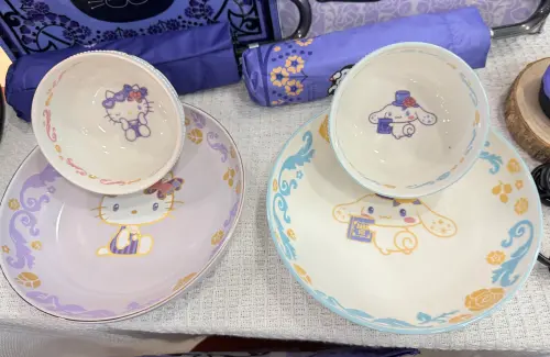 ▲限量陶瓷碗每組2入，加價購299元。（圖／記者鍾怡婷攝）