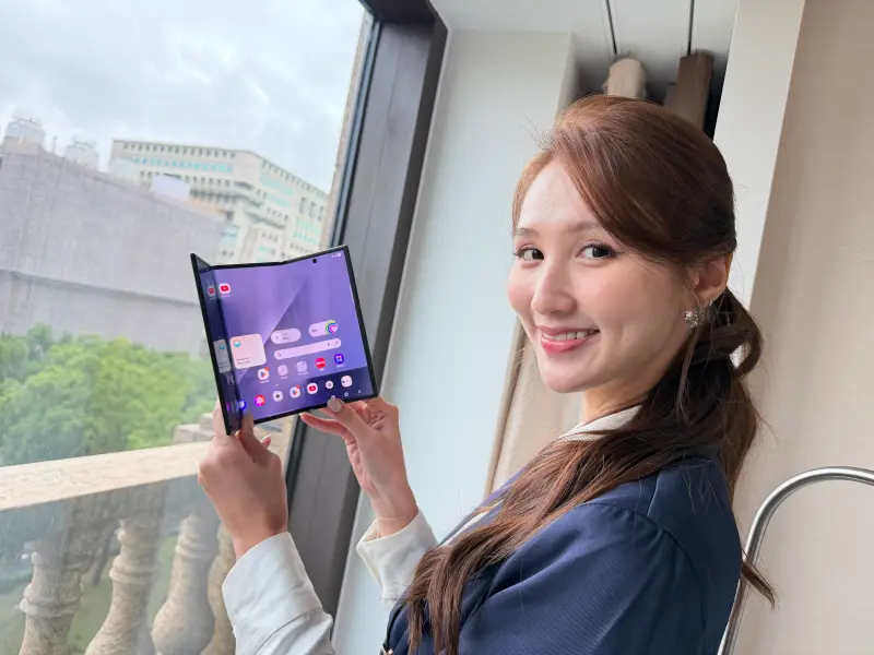 ▲台灣第一款三摺手機三星Galaxy Z TriFold登台，闔起時為6.5吋，展開後為10吋螢幕，售價89900元。整理6個QA，讓你快速了解三摺機。（圖／記者周淑萍攝）