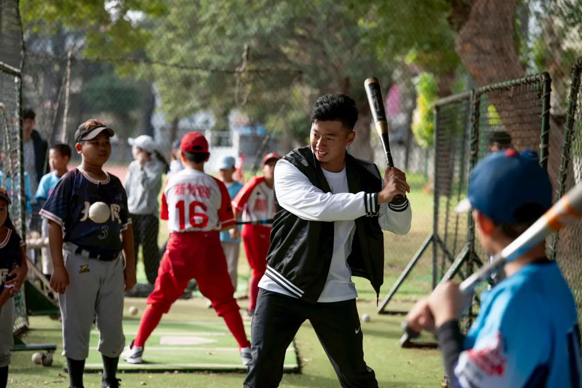 ▲鄭宗哲也說，希望自己繼續努力，成為孩子心中想要繼續打球的理由。（圖／華航提供）