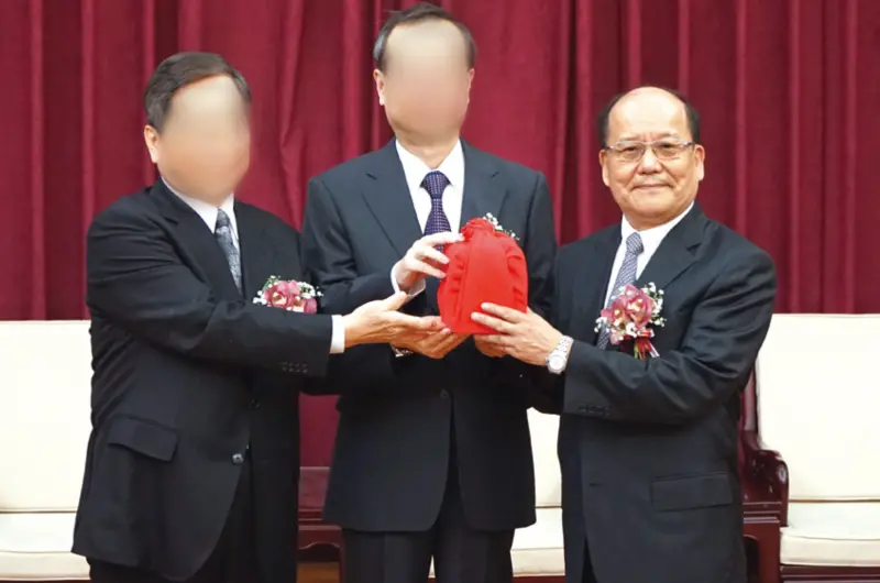 ▲前懲戒法院院長李伯道（右）2023年在一個月內6度性騷擾女部屬，他不服司法院決議性騷擾成立，提起行政訴訟遭判敗訴。（圖／翻攝司法院官網）