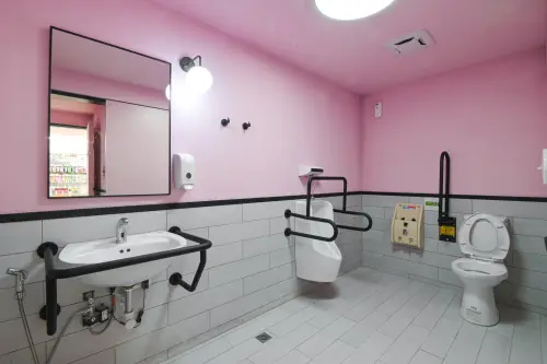 ▲寶雅官方近年來似乎也聽見顧客心聲，直接在門市裡面開始加裝廁所等裝置，每間都十分明亮又乾淨，讓民眾使用上更加安心。（圖／POYA寶雅臉書poyabuy.com.tw）