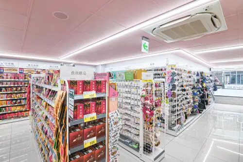 ▲基因醫師張家銘解釋，寶雅明亮的燈光、琳瑯滿目的商品，以及那股獨特的清香迎面而來，由於讓人感到全身放鬆，導致副交感神經開始作用。（圖／POYA寶雅臉書poyabuy.com.tw）