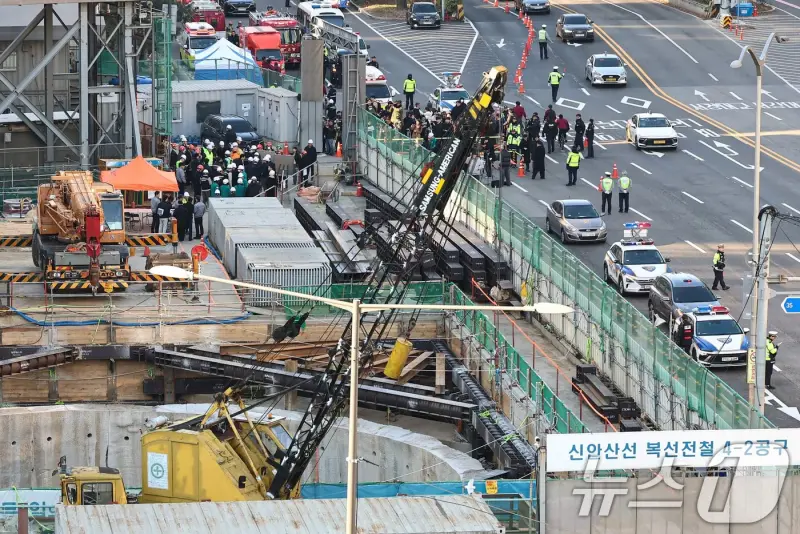 ▲韓國今（18）日下午發生一起嚴重工安事故，首爾汝矣島地鐵站附近的新安山線施工現場鋼筋倒塌，造成7名工人一度被活埋，其中1人送醫後不治。（圖／翻攝自韓媒News1）