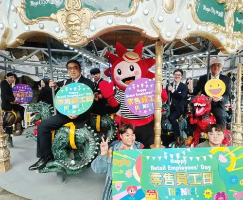 ▲板橋大遠百徐為興店長(右)攜手同仁於館內恐龍樂園歡度零售員工日。（圖／遠百提供）