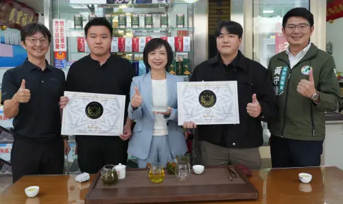 ▲立委何欣純在台中市議員江肇國與黃守達陪同下，拜訪在法國得獎的梨山聚鑫製茶廠謝忠霖與謝偉騰兄弟。（圖／何欣純服務處提供，2025.12.18）