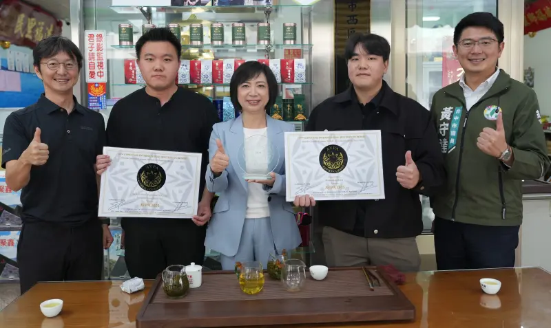    ▲立委何欣純在台中市議員江肇國與黃守達陪同下，拜訪在法國得獎的梨山聚鑫製茶廠謝忠霖與謝偉騰兄弟。（圖／何欣純服務處提供，2025.12.18）  
