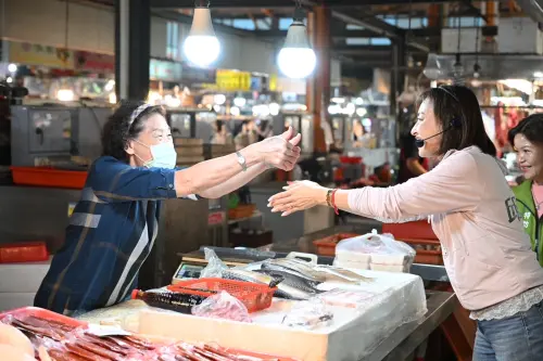 勤走基層聽民意　邱議瑩市場掃街婆媽熱情相擁
