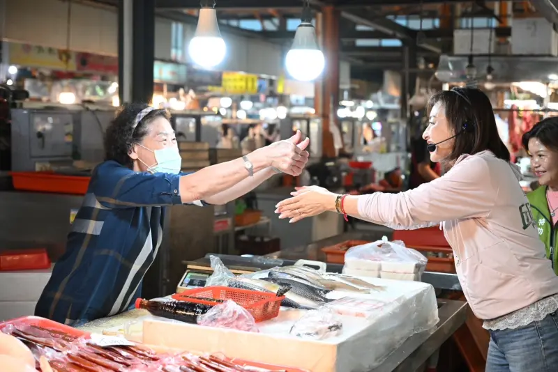 ▲ 最新媒體民調居於第一、唯一突破五成支持的立委邱議瑩，繼續勤走基層，到苓雅區具代表性和人潮的武廟公有市場拜票，與民眾問候、互動，親民的作為也受到基層熱烈反應。（圖／立委邱議瑩辦公室提供）