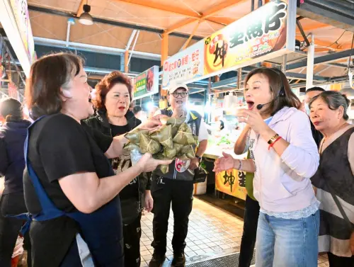 ▲ 市場中還有攤販是美濃的客家人，看到邱議瑩來拜票也備感親切，特地贈送蘿蔔糕給予祝福；另有攤商送肉粽表達對邱議瑩的支持。（圖／立委邱議瑩辦公室提供）