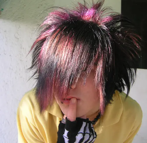 ▲Emo文化在1985年之後開始在歐美盛行，2000年代達到鼎盛期，當時有許多年輕人都會效仿情緒搖滾樂團的成員，用瀏海蓋住眼睛。（圖／維基百科）