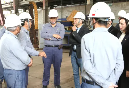 ▲台灣國際造船公司董事長陳政宏與達明機器人董事長何世池到現場瞭解作業情形。(圖／台灣國際造船公司提供)