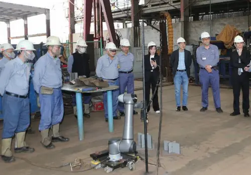 ▲台灣國際造船公司董事長陳政宏與達明機器人董事長何世池到現場瞭解作業情形。(圖／台灣國際造船公司提供)