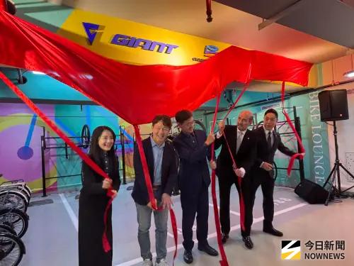 ▲台中勤美洲際酒店挪出地下停車場空間，打 造 BIKE LOUNGE（自行車騎行廊），遊客入住後，能在此取得自行車，成為旅客啟動城市探索的第一站。(圖／記者金武鳳攝，2025.12.18)