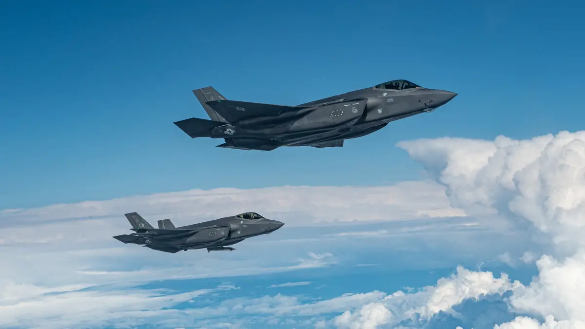 ▲美軍一批F-35戰鬥機的關鍵零件，原訂於今年夏季自澳洲出發橫跨太平洋送往美國維修，途中卻意外「被轉運」至香港，之後據傳遭到北京扣押。（圖／US Air Force臉書）