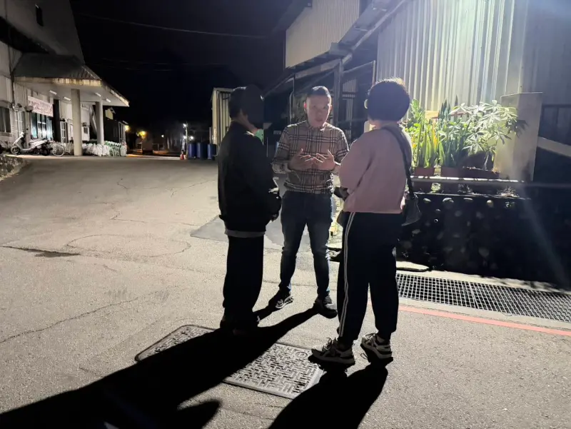    ▲江和樹與李男父母在草屯療養院外溝通。（圖／翻攝江和樹臉書，2025.12.18）  