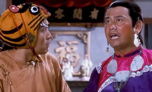 ▲香港喜劇界巨星！陳百祥代表作都超經典 （圖／翻攝自電影《鹿鼎記》）