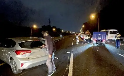 ▲ 國道3號北向南港福德段18日晚間發生4車連環事故，混凝土預拌車變換車道擦撞小客車，引發後方追撞，造成1人受傷送醫。（圖／翻攝畫面）