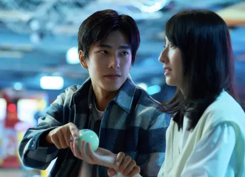 ▲曾敬驊（左）和柯佳嬿合作拍戲，氣場不輸給她。（圖／Netflix提供）