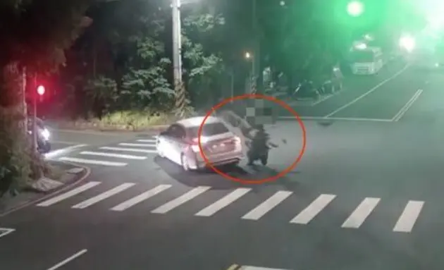 左轉車狠撞直行機車！五股25歲騎士噴飛重摔　無呼吸心跳搶救中