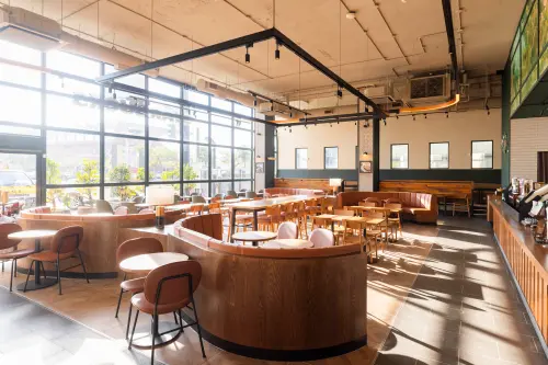 ▲星巴克鹿港門市擁有大片玻璃窗，引入飽滿日光。（圖／星巴克starbucks.com.tw）