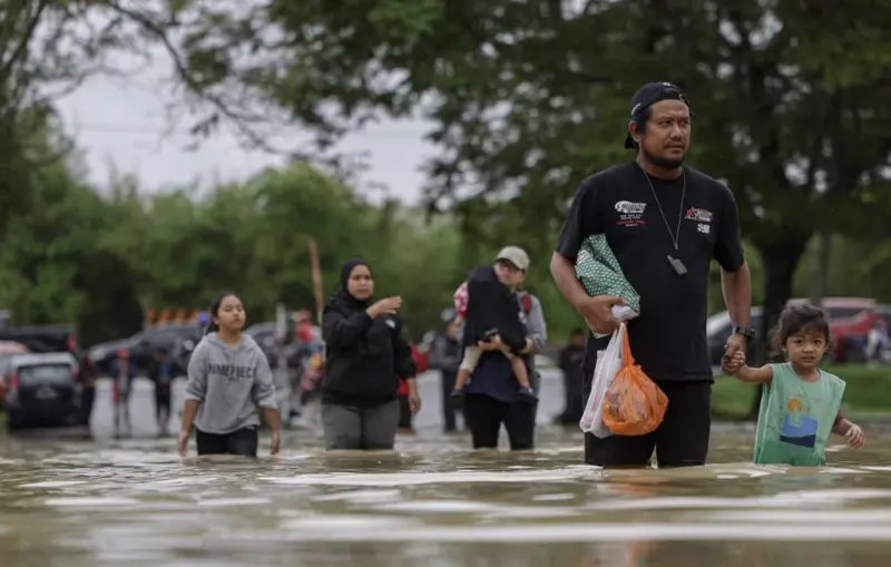 ▲連日大雨引發大馬多州水災，彭亨州關丹成為重災區，數千名居民被迫撤離家園，暫時安置於收容中心。（圖／翻攝自馬新社）