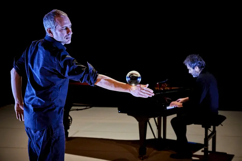 ▲台中歌劇院「藝想春天」2026年3月登場， 9檔中外節目即日啟售。圖為法國藝術家雅德里安與音樂家大衛巴賓攜手演出。（圖／歌劇院提供）