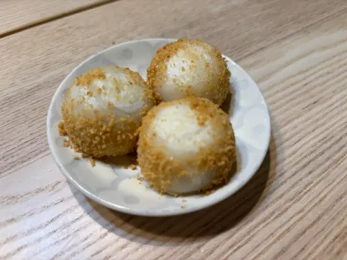 ▲實測湯圓「生煎法」比煎荷包蛋還簡單，輕鬆搞定。（圖／記者徐銘穗攝）