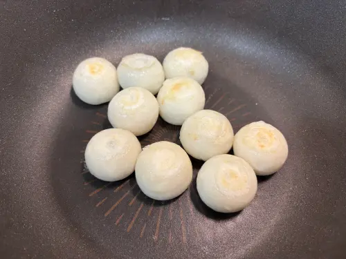 ▲湯圓不用解凍，直接下鍋煎就可以。（圖／記者徐銘穗攝）