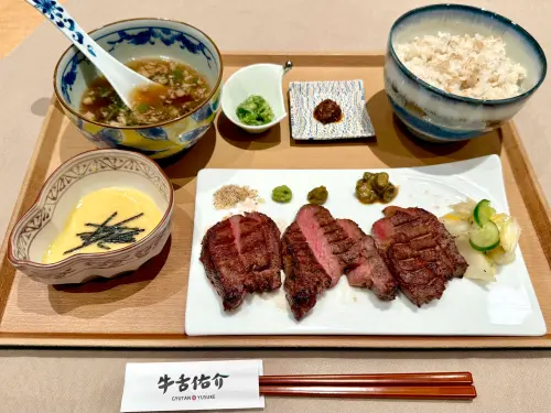 ▲牛舌佑介「特選牛舌定食」，定食均附牛尾湯、特製山藥泥、淺漬白菜、青辣椒南蠻漬及5種沾醬。（圖／記者蕭涵云攝）