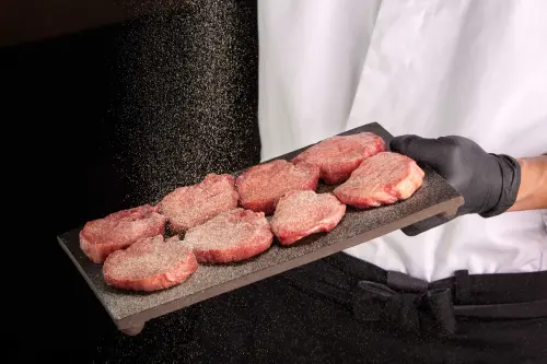 ▲乾杯「牛舌佑介」堅持鹽漬熟成與炭火直燒，精準封存肉汁。（圖／乾杯集團kanpai.com.tw ）