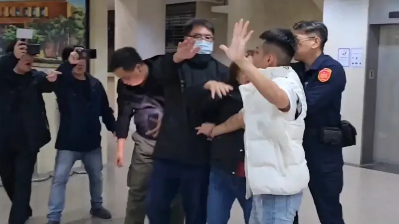 副所長助鮑魚大亨潛逃！火爆兒失控「當眾怒推記者」衝突畫面曝光