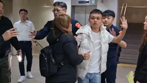 ▲時任信義分局副德派出所副所長的古志銘其兒子和記者於北檢發生衝突。（圖／翻攝畫面）