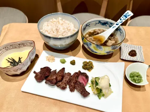 ▲「赤身牛舌定食」供應3種份量與價格。（圖／記者蕭涵云攝）