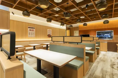 ▲乾杯「牛舌佑介」有如咖啡廳空間，明亮放鬆。（圖／乾杯集團kanpai.com.tw ）