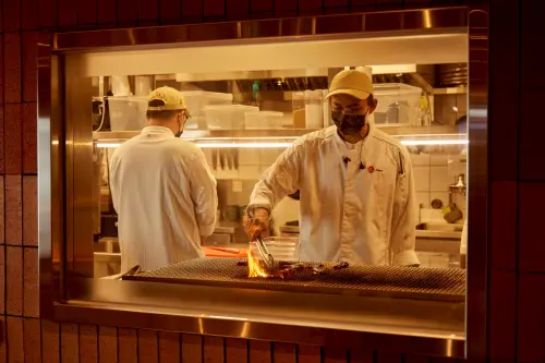 ▲店內以高透視烤台設計讓職人炙燒過程一目瞭然，但吃飯不沾染油煙味。（圖／乾杯集團kanpai.com.tw ）