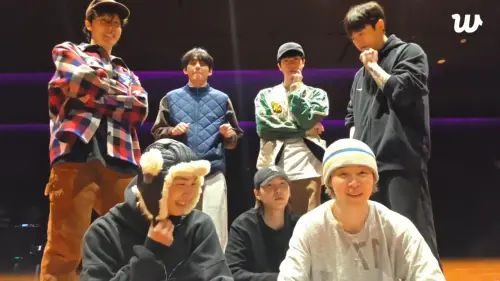 ▲BTS開直播，柾國（二排右1）突然中文新年快樂，成員笑翻。（圖／WEVERSE）