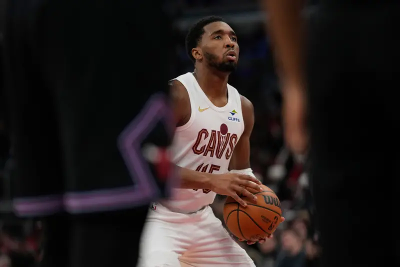 ▲NBA克里夫蘭騎士本季戰績下滑，目前暫居東區第8，根據根據《ESPN》記者查拉尼亞（Shams Charania）指出近期有多支球隊向騎士尋求交易，而騎士陣中只有米契爾（Donovan Mitchell）和莫布里（Evan Mobley）被列為非賣品。（圖／美聯社／達志影像）