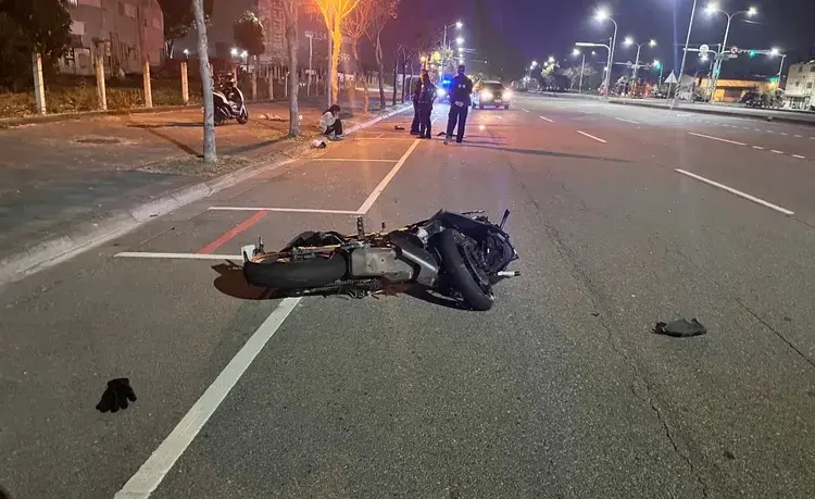 ▲台中19歲男自摔撞路樹身亡，女友目睹全程淚崩。（圖／翻攝畫面）