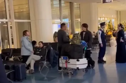 ▲中國遊客（左側）在東京羽田機場飆罵台灣遊客（右側）。（圖／翻攝畫面）