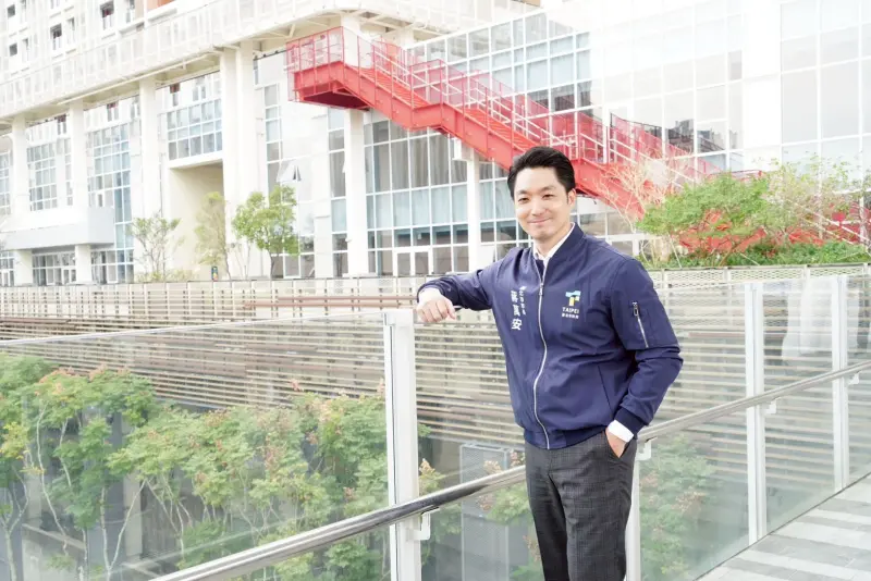 王世堅評市政中規中矩「斷奶了」!蔣萬安:祝他額頭受傷早日康復