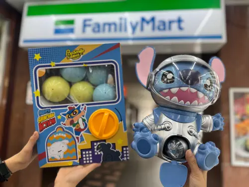 ▲卡滋蠟筆小新爆米花趣味扭蛋機（399元）；史迪奇-星際糖果扭蛋機（999元）（圖／記者鍾怡婷攝）
