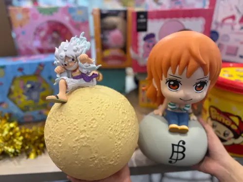 ▲海賊王魯夫拍拍燈（990元）；海賊王娜美造型存錢筒（990元）。（圖／記者鍾怡婷攝）